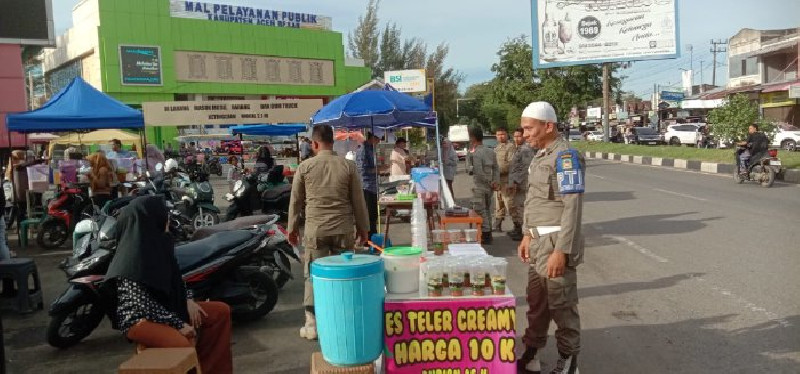 Jaga Ketertiban Ramadhan, Satpol PP WH Aceh Besar Awasi Pedagang Takjil di Lambaro