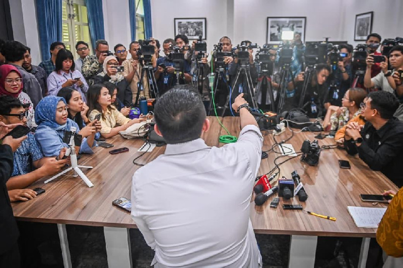 Seskab Teddy Tanggapi Isu MBG Kurangi Anggaran Pendidikan