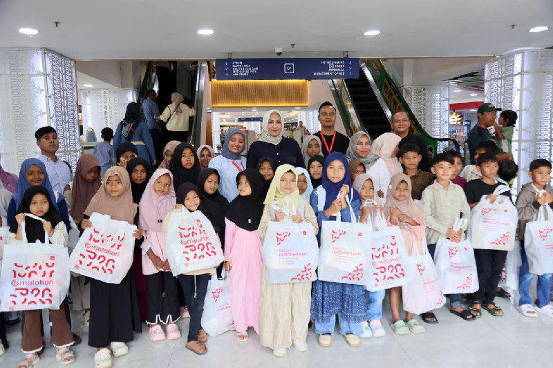 Kak Na Ajak Anak yatim Berbelanja Baju Lebaran di Plaza Aceh