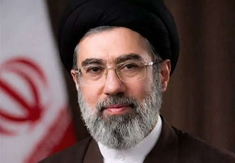 Jarang Muncul di Publik, Putra Khamenei Kini Pimpin Iran