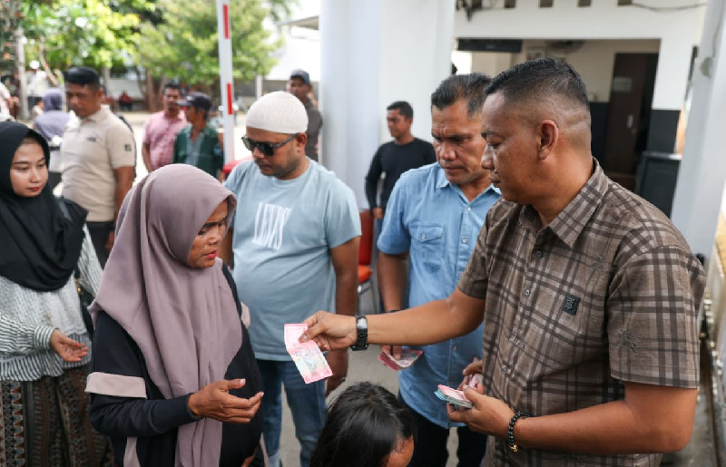 Seribuan Warga Padati Meuligoe, THR dari Mualem Dibagikan Lewat Tim