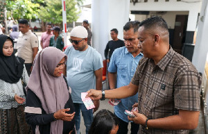 Seribuan Warga Padati Meuligoe, THR dari Mualem Dibagikan Lewat Tim
