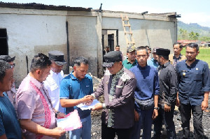 Tiga Rumah Ludes Terbakar di Aceh Tengah, Wabup Serahkan Bantuan dan Dokumen Korban