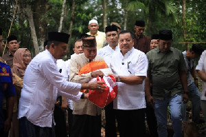 Momen Idulfitri, Bupati TRK Datangi Korban Rumah Roboh dan Beri Bantuan Lengkap