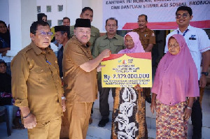 Bupati TRK Serahkan Bantuan Sosial Rp9,8 Miliar bagi Korban Bencana di Beutong Ateuh Banggalang