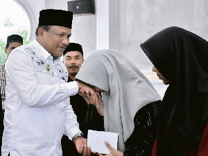 Bupati Bireuen Pakai Gaji Pribadi Santuni 200 Anak Yatim