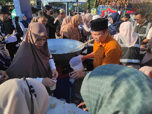 Disdukcapil Banda Aceh Bagikan Kanji Pidie Gratis di Pekan Raya Ramadhan