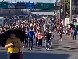 Viral Warga Filipina Jalan Kaki ke Tempat Kerja di Tengah Krisis Energi