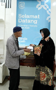 L K Ara Serahkan Buku &ldquo;Riwayat Sultanah Safiatudin&rdquo; kepada Walikota Illiza