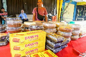 Berkah Lebaran! Pedagang Kue di Pasar Lambaro Raup Omzet hingga Rp800 Ribu Sehari