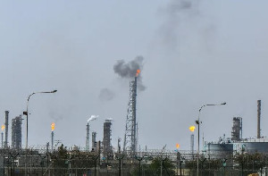 Serangan Balasan Iran Meluas, Kilang Kuwait Terbakar dan Pasokan Energi Dunia Terancam