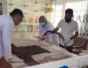 Tak Sekadar Dipamerkan, Koleksi Kain Aceh Jalani Perawatan Konservasi
