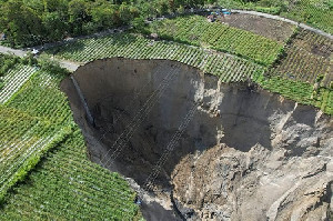 Sinkhole Melebar, Mitigasi Risiko Masyarakat Ketol Harus Jadi Prioritas Utama