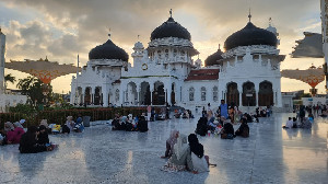 Ngabuburit Ramadan 1447 H, Warga Ramai Berbuka Puasa di Masjid Raya Baiturrahman