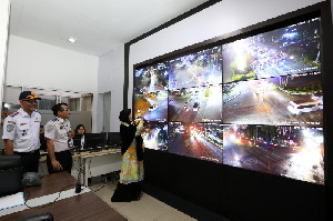 Pantau dari Ruang CCTV, Wali Kota Illiza Pastikan Pemudik Banda Aceh Aman