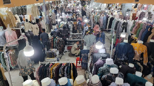 Jelang Lebaran, Pusat Perbelanjaan di Banda Aceh Dipadati Pengunjung