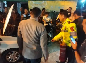 Diduga Korsleting, Mobil Warga Aceh Barat Terbakar, Aksi Cepat Polisi Jadi Sorotan