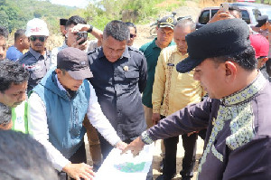 Wabup Muchsin Turun Tangan! Perbaikan Jalan Amblas di Celala Terkendala Lahan Warga