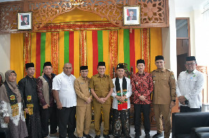 Wagub Aceh Sambut Tgk Habibi dan Cak Imin  di Bandara SIM