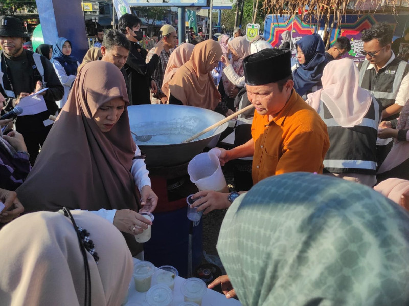 Disdukcapil Banda Aceh Bagikan Kanji Pidie Gratis di Pekan Raya Ramadhan
