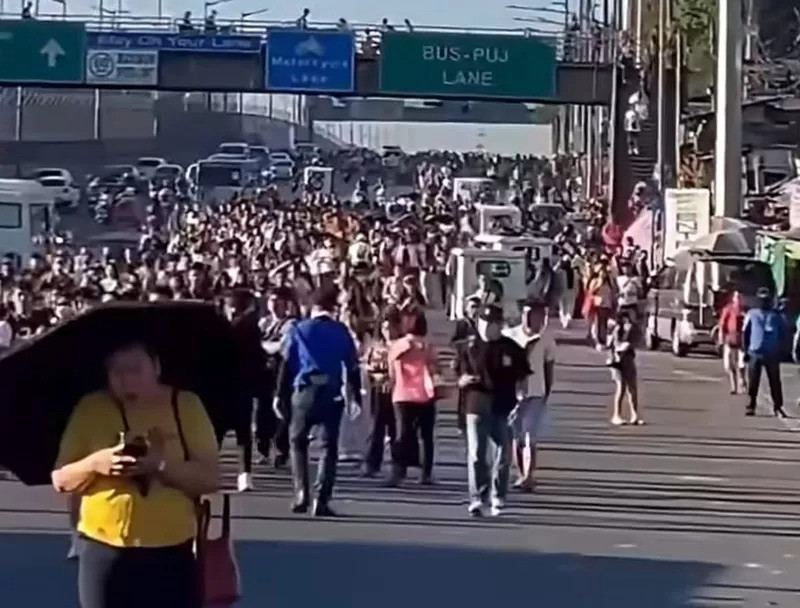 Viral Warga Filipina Jalan Kaki ke Tempat Kerja di Tengah Krisis Energi