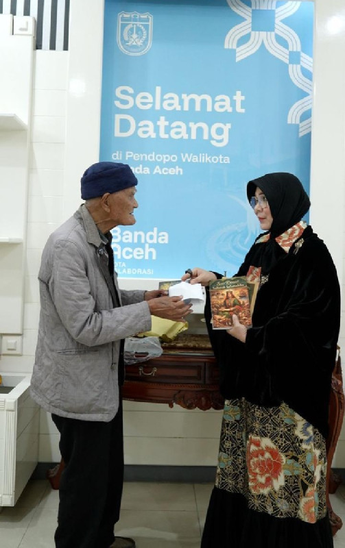 L K Ara Serahkan Buku &ldquo;Riwayat Sultanah Safiatudin&rdquo; kepada Walikota Illiza