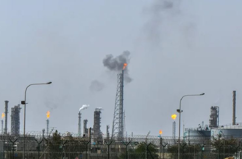 Serangan Balasan Iran Meluas, Kilang Kuwait Terbakar dan Pasokan Energi Dunia Terancam