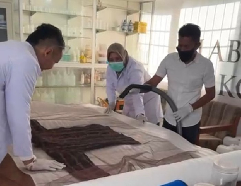 Tak Sekadar Dipamerkan, Koleksi Kain Aceh Jalani Perawatan Konservasi