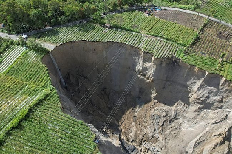 Sinkhole Melebar, Mitigasi Risiko Masyarakat Ketol Harus Jadi Prioritas Utama