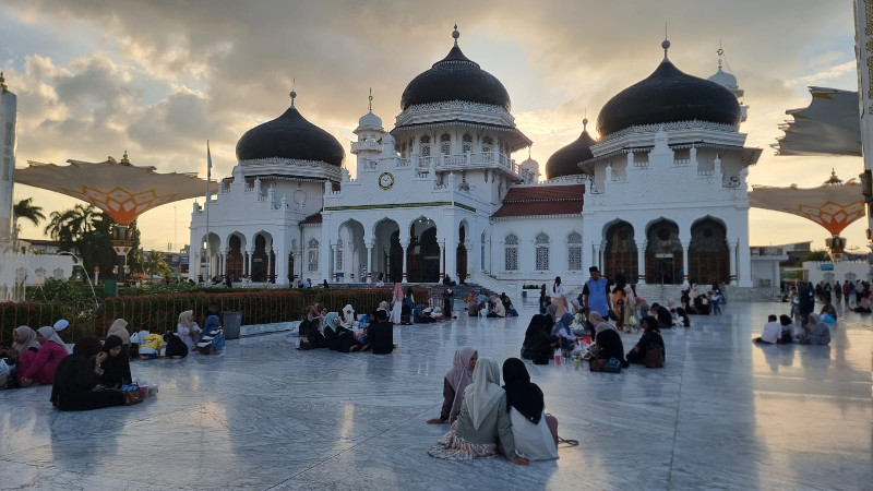 Ngabuburit Ramadan 1447 H, Warga Ramai Berbuka Puasa di Masjid Raya Baiturrahman