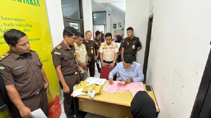 Tersangka Kasus Khalwat di Peunayong Diserahkan ke Kejari Banda Aceh