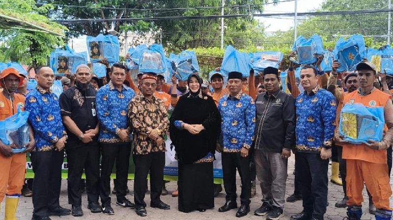 445 Petugas Kebersihan Banda Aceh Terima Zakat, Bentuk Apresiasi untuk Pahlawan Jalanan