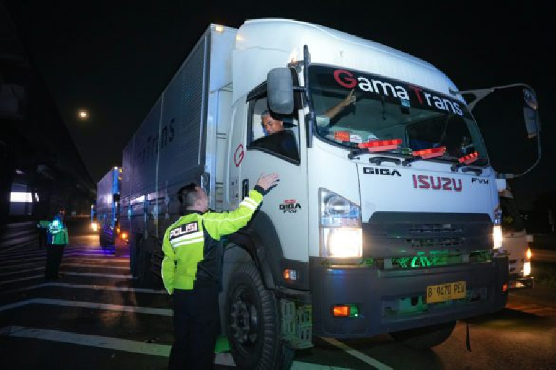 Bandel! Truk Sumbu Tiga Nekat Masuk Tol Japek, Langsung Ditindak Polisi