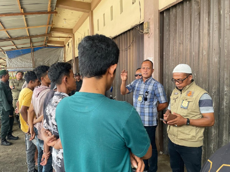 Satpol PP WH Aceh Besar Gerebek 12 Warga Makan Siang Saat Ramadan
