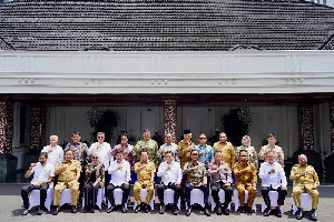 Mualem Dorong Harmonisasi Pusat-Daerah dalam Forum Silaturahmi Menko Polkam