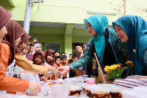 Kampanye Gemarikan, Kak Na Borong Jajanan Sehat di Market Day MIN Model