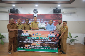 Pemkab Pulau Buru Kirim 2.000 Botol Minyak Kayu Putih untuk Korban Bencana Aceh