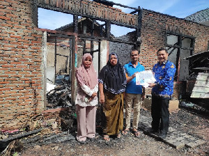 Kadisdukcapil Banda Aceh Serahkan Dokumen Adminduk untuk Korban Kebakaran Gampong Illie