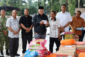 Bupati TRK Serahkan Bantuan Masa Panik untuk Korban Kebakaran di Darul Makmur