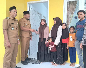 Bupati Bireuen Serahkan Rumah Bantuan untuk Yatim Piatu, Dibangun dengan Dana Pribadi