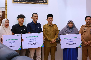 Bupati Aceh Barat Serahkan Santunan Kematian untuk Warga