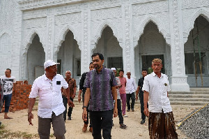 Mualem Bangun Masjid di Kampung Halaman Seuneudon dari Dana Pribadi