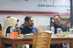 Di Tengah Isu Pergantian Ketua DPRA, Mualem Nyate Bareng Pon Yaya dan Bunda Salma
