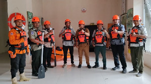 BPBD Banda Aceh Serahkan Pelampung dan Helm Keselamatan untuk Penjaga Pantai