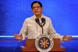 Kesal Diterpa Isu Sakit, Presiden Filipina &ldquo;Buktikan&rdquo; dengan Senam dan Lari Kecil