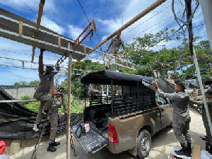 Satpol PP WH Aceh Besar Bongkar Kanopi Menjulur ke Jalan di Lambaro