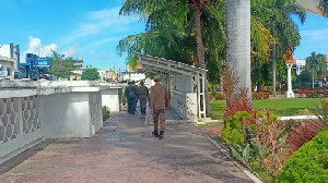 Satpol PP dan Polresta Banda Aceh Sisir PMKS di Kawasan Masjid Raya Baiturrahman