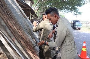 Satpol PP WH Aceh Besar Lanjutkan Pembongkaran Bangunan Liar di Baitussalam