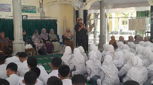 Puitika Nasional: Taufik Ismail Gugah Semangat Literasi Siswa SMAN 10 Banda Aceh