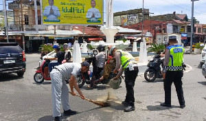 Tumpahan Minyak di Meulaboh Berpotensi Picu Kecelakaan, Satlantas Langsung Turun Tangan